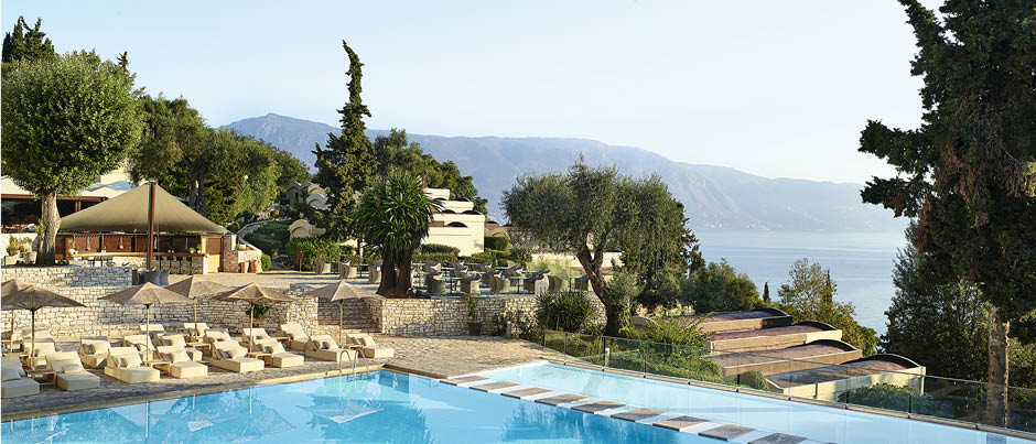 loungers-by-the-pool 940 x 403